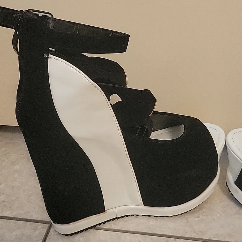 Women's peep toe platform wedge black and white Size 38 (7-7.5US)
